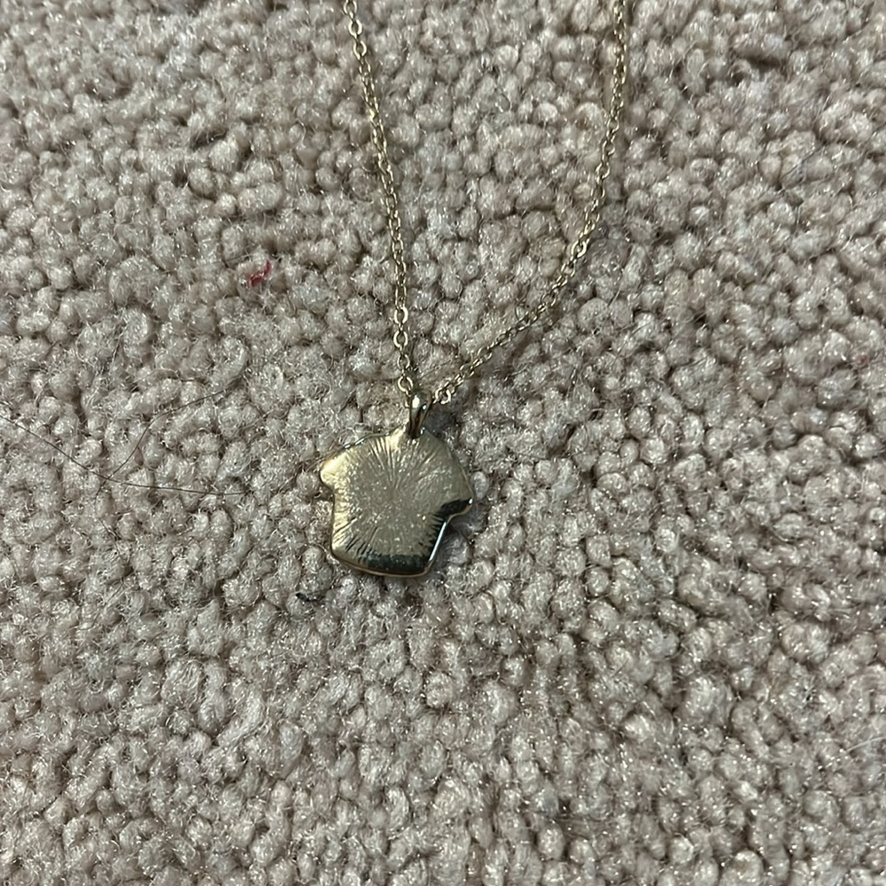 A beautiful cupcake necklace with the cupcake shaped box - Picture 4 of 5